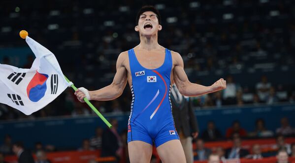 2012年ロンドンオリンピック（第30回大会）の男子グレコローマンスタイル66キロ以下級で金メダルを獲得した韓国のキム・ヒョンウ選手 - Sputnik 日本