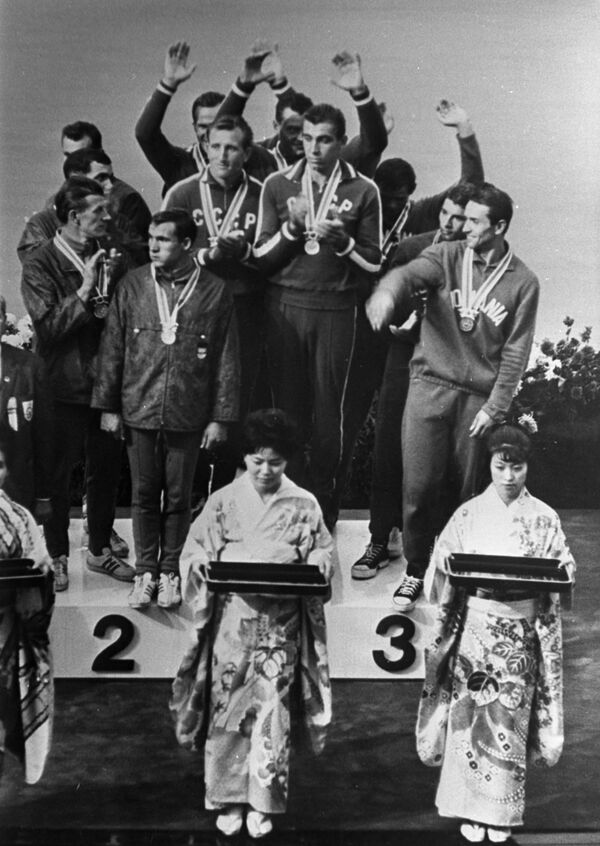 1964年東京オリンピック（第18回大会）の男子カヤック1000メートルで金メダルを獲得したソ連の選手ら - Sputnik 日本