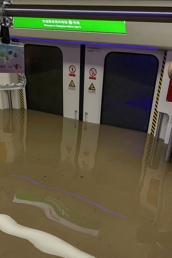 河南省の州都・鄭州市で、雨水が入り込み水没した地下鉄車両 - Sputnik 日本