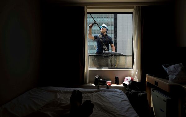 報道関係者らが滞在するホテルの窓を清掃する作業員 - Sputnik 日本