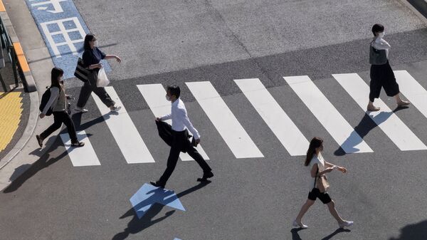 Люди переходят дорогу в Токио  - Sputnik 日本