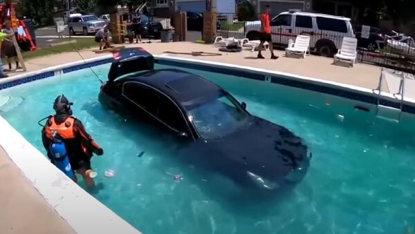 Teen Drives Car Into Swimming Pool - Sputnik 日本