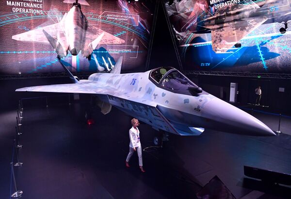 ロシア・モスクワ近郊で開催された国際航空ショー「MAKS-2021」で展示された第5世代ステルス戦闘機「チェックメイト」の試作機 - Sputnik 日本