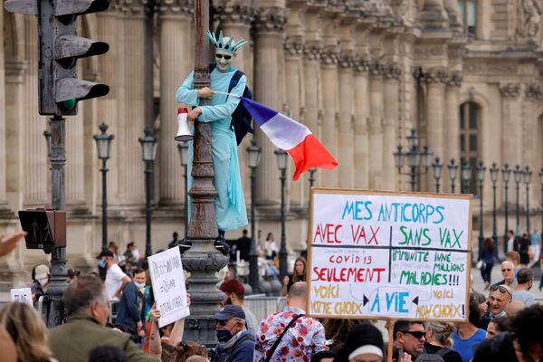 フランス・パリで行われた、政府の新たな新型コロナ対策に抗議するデモで、自由の女神像に扮したデモ隊 - Sputnik 日本
