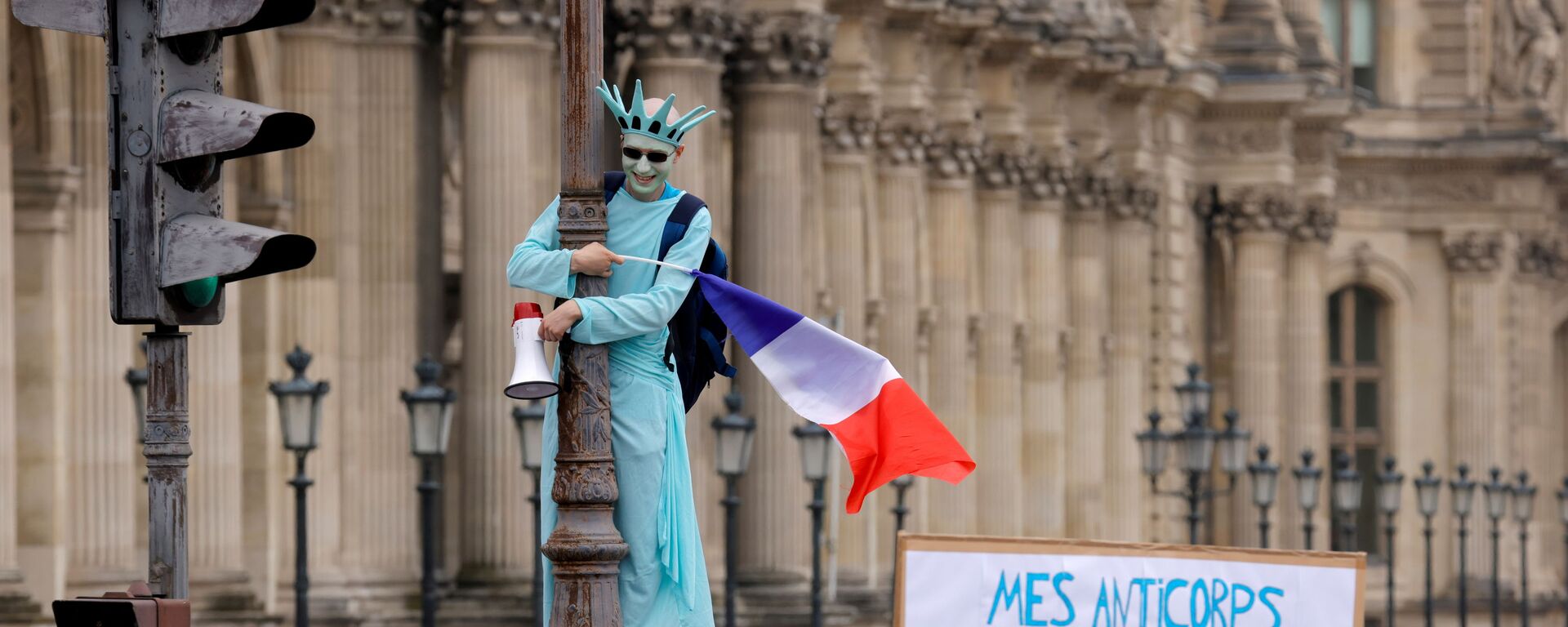 Демонстрант в костюме статуи Свободы принимает участие в акции протеста против объявленных президентом Франции Эммануэлем Макроном новых мер по борьбе со вспышкой коронавируса в Париже, Франция - Sputnik 日本, 1920, 16.01.2022