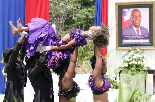 ハイチ首都・ポルトープランスの国立パンテオン博物館で行われたモイーズ大統領の追悼式で、パフォーマンスを披露するダンサー - Sputnik 日本
