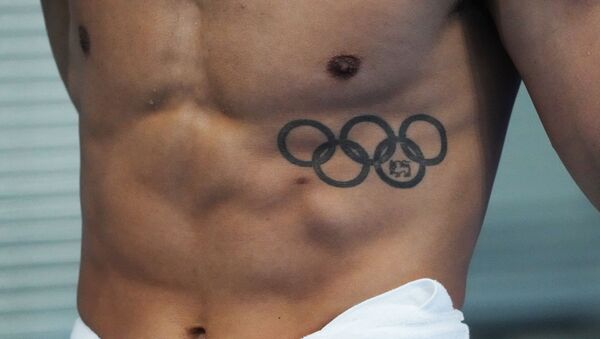 胸元にオリンピックシンボルのタトゥーの入った競泳選手 - Sputnik 日本