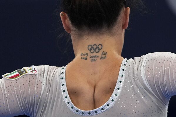 うなじにオリンピックシンボルと出場した大会のタトゥーを入れたイタリアのバネッサ・フェラーリ選手（体操） - Sputnik 日本