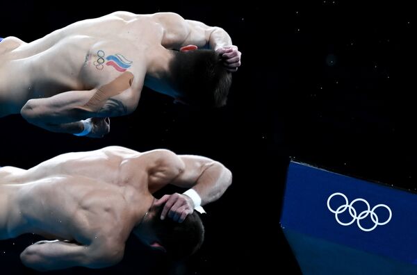 ロシアオリンピック委員会（ROC）のマークのタトゥーを入れたロシアのビクトル・ミニバエフ選手（飛込） 。写真下はオレクサンドル・ボンダール選手 - Sputnik 日本