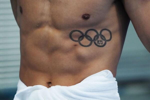 胸元にオリンピックシンボルのタトゥーの入った競泳選手 - Sputnik 日本