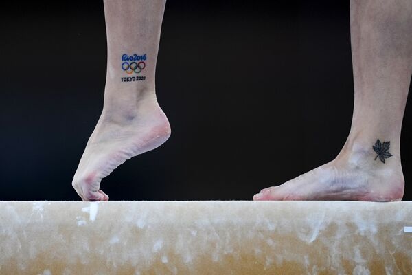 左足首にオリンピックシンボルと出場した大会のタトゥーを入れたカナダのシャロン・オルセン選手（体操） - Sputnik 日本