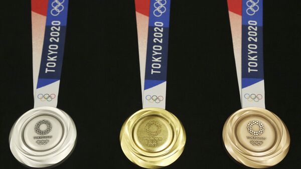 名古屋市長が選手の金メダルを突然かじる　苦情相次ぐ - Sputnik 日本