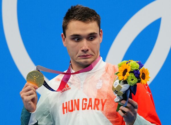 競泳・男子200メートルバタフライで金メダルを獲得し、表彰台でポーズをとるハンガリーのクリシュトフ・ミラク選手 - Sputnik 日本