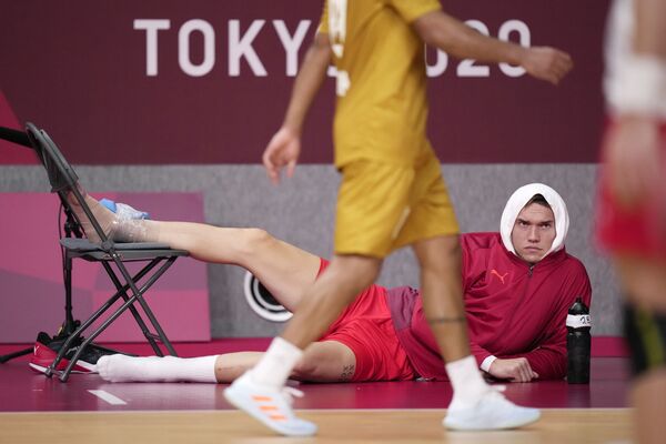 男子ハンドボール予選、デンマーク対バーレーンの試合で、足を負傷し試合を見守るデンマークのラッセ・アンデルセン選手 - Sputnik 日本