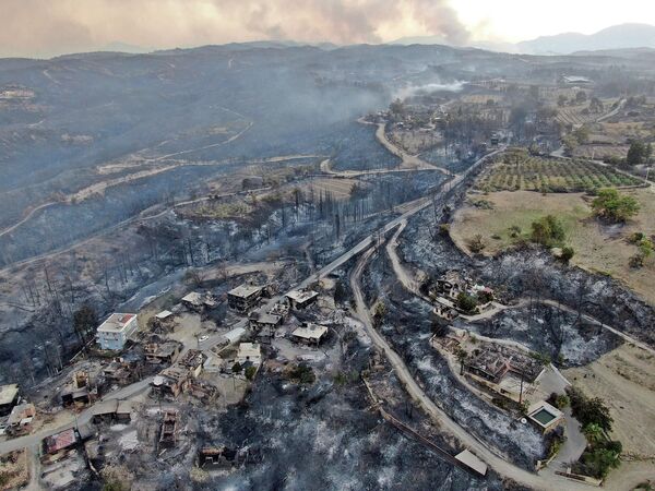 トルコ・アンタルヤ県マナヴガット近郊で発生した大規模な森林火災 - Sputnik 日本