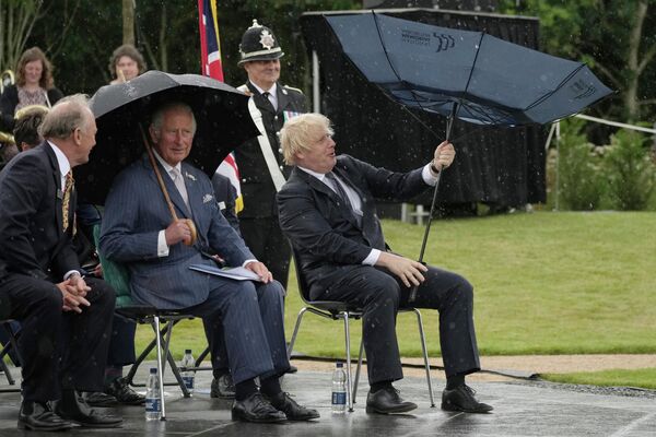 英イングランド・スタッフォードシャーの国立植物園で行われた警察記念碑の除幕式で、雨を避けるチャールズ皇太子とボリス・ジョンソン首相 - Sputnik 日本