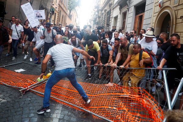 イタリア・ローマで行われた、政府が発表した「グリーンパス（ワクチンパスポート）」計画に対する抗議デモで、バリアを倒すデモ隊 - Sputnik 日本
