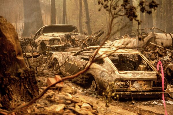 米カリフォルニア州インディアンフォールズで、山火事「ディキシー・ファイア」で焼損した車 - Sputnik 日本