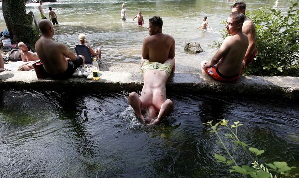 北マケドニア・スコピエの川に頭を浸す男性 - Sputnik 日本