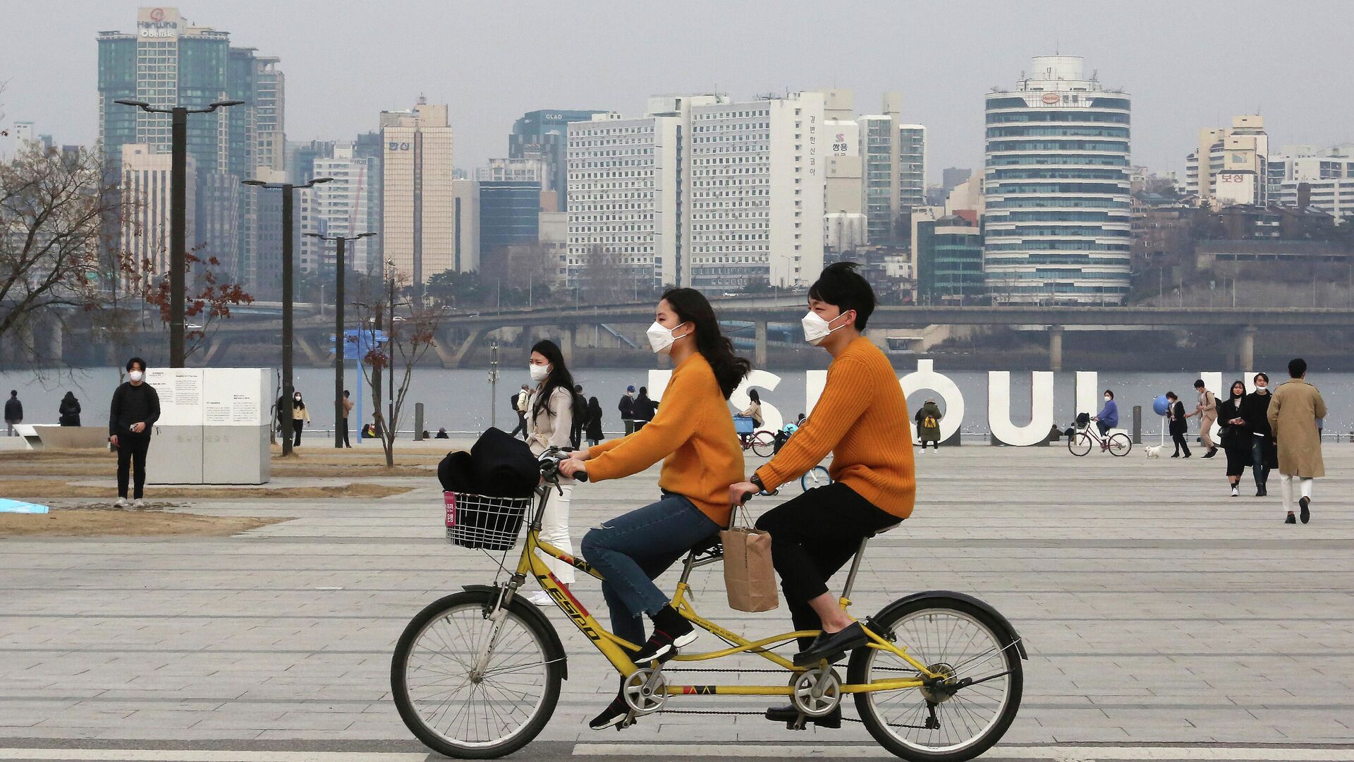Пара катается на тандеме в парке в Сеуле, Южная Корея - Sputnik 日本, 1920, 02.02.2022