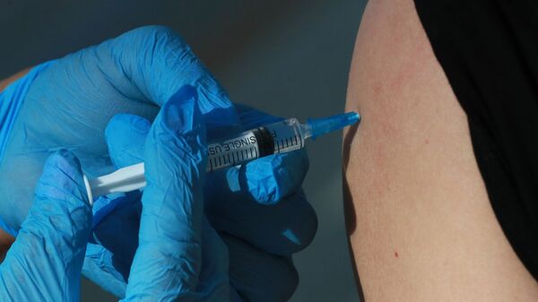 Медицинский сотрудник делает прививку от коронавирусной инфекции - Sputnik 日本