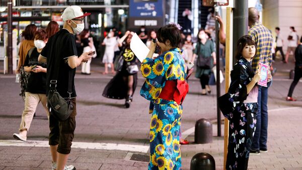 浴衣を着て街を店の宣伝をする女性 - Sputnik 日本