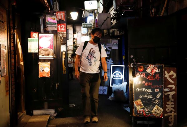 新宿ゴールデン街を歩く男性 - Sputnik 日本
