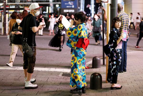 午後8時以降、浴衣を着て街を店の宣伝をする女性 - Sputnik 日本