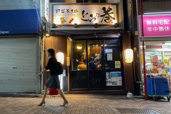 品川区の路上を歩く女性 - Sputnik 日本