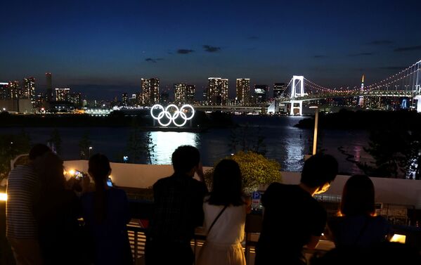 お台場に設置されたオリンピックエンブレムを見に訪れた市民ら - Sputnik 日本
