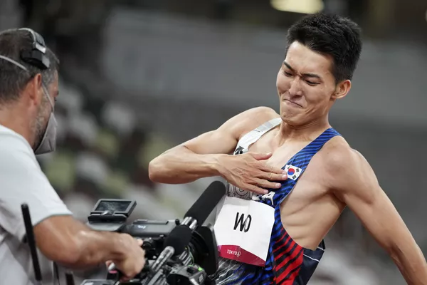 陸上・男子走り高跳びで、カメラマンに向かってジェスチャーをする韓国の禹相赫(ウ・サンヒョク)選手 陸上・男子走り高跳びで、カメラマンに向かってジェスチャーをする韓国の禹相赫(ウ・サンヒョク)選手 - Sputnik 日本