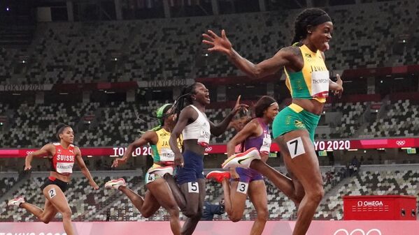 陸上・女子200メートル決勝で舌を出すジャマイカのエレイン・トンプソン選手 - Sputnik 日本