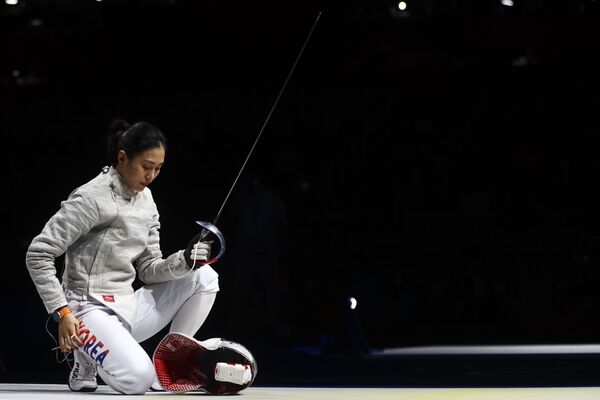 フェンシング・女子サーブル団体で、ピスト（試合場）の上で膝をつく韓国の金志妍（キム・ジヨン）選手 - Sputnik 日本