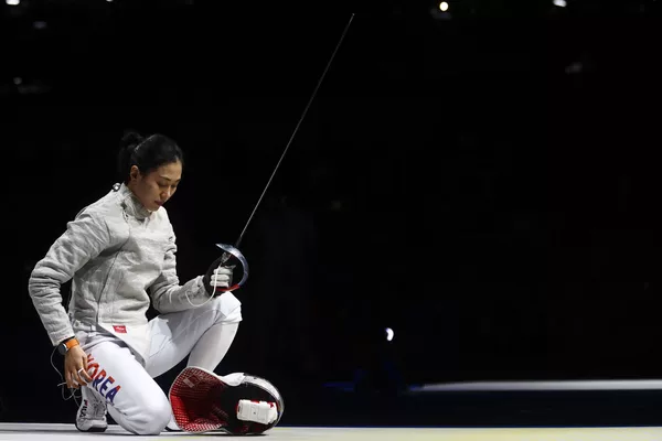 フェンシング・女子サーブル団体で、ピスト(試合場)の上で膝をつく韓国の金志妍(キム・ジヨン)選手 フェンシング・女子サーブル団体で、ピスト(試合場)の上で膝をつく韓国の金志妍(キム・ジヨン)選手 - Sputnik 日本
