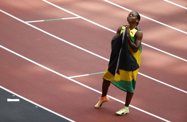 陸上・女子100メートルハードル決勝で銅メダルを獲得し喜ぶジャマイカのミーガン・シモンズ選手 - Sputnik 日本