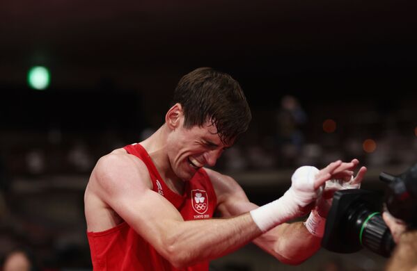 ボクシング・男子ウェルター級準々決勝で、モーリシャスのメルベン・クレアー選手に勝利しカメラに向かってポーズをとるアイルランドのアイダン・ウォルシュ選手 - Sputnik 日本