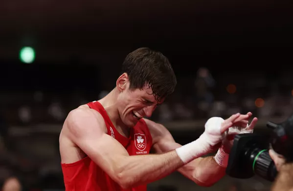 ボクシング・男子ウェルター級準々決勝で、モーリシャスのメルベン・クレアー選手に勝利しカメラに向かってポーズをとるアイルランドのアイダン・ウォルシュ選手 ボクシング・男子ウェルター級準々決勝で、モーリシャスのメルベン・クレアー選手に勝利しカメラに向かってポーズをとるアイルランドのアイダン・ウォルシュ選手 - Sputnik 日本