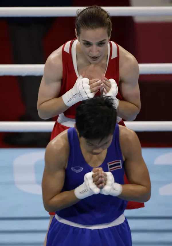ボクシング・女子フライ級準々決勝で、試合後にジェスチャーを見せるブセ ナズ・カキログル選手とタイのジュタマス・ジッポン選手 ボクシング・女子フライ級準々決勝で、試合後にジェスチャーを見せるブセ ナズ・カキログル選手とタイのジュタマス・ジッポン選手 - Sputnik 日本