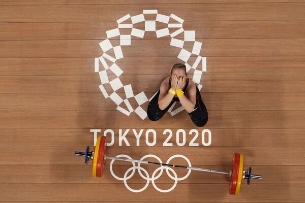 重量挙げ・女子59キロ級の試合で、競技に失敗し手で顔を覆うドイツのザビーネ・クステラー選手 - Sputnik 日本