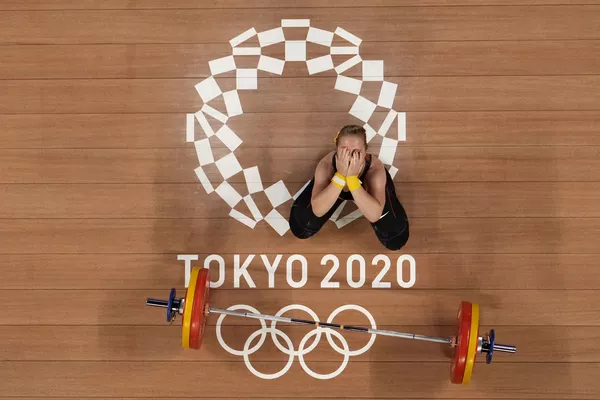 重量挙げ・女子59キロ級の試合で、競技に失敗し手で顔を覆うドイツのザビーネ・クステラー選手 重量挙げ・女子59キロ級の試合で、競技に失敗し手で顔を覆うドイツのザビーネ・クステラー選手 - Sputnik 日本