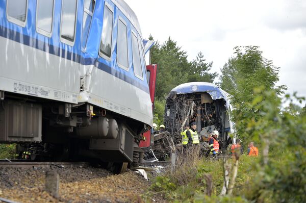 チェコ・ミラフチェ村のドマジュリツェ駅‐ブリジェリョフ駅間で発生した列車同士の衝突事故 - Sputnik 日本