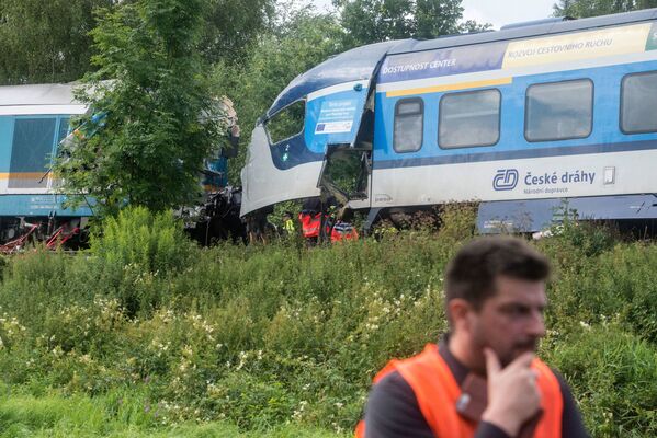 チェコ・ミラフチェ村のドマジュリツェ駅‐ブリジェリョフ駅間で発生した列車同士の衝突事故 - Sputnik 日本