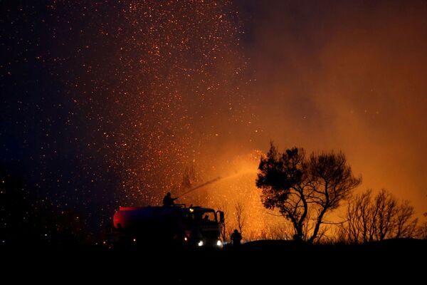 森林火災が発生したギリシャ・アテネ北部で消火活動にあたる消防隊員ら - Sputnik 日本