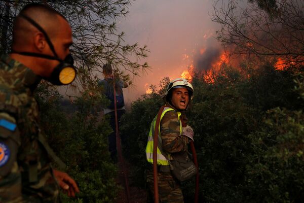 森林火災が発生したギリシャ・アテネ北部で、消火活動にあたる消防隊員ら - Sputnik 日本