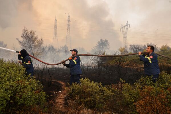 森林火災が発生したギリシャ・アテネ北部で、消火活動にあたるボランティア消防隊員ら - Sputnik 日本