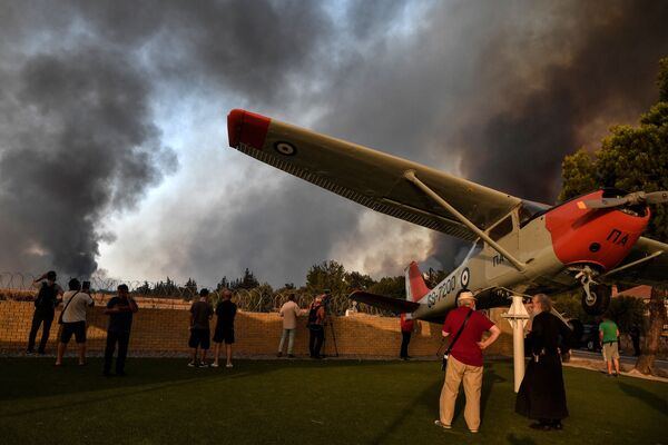 森林火災が発生したギリシャ・アテネ北部の軍用飛行場に集まる人々 - Sputnik 日本