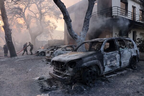 ギリシャ・アテネ北部で、森林火災によって焼損した車 - Sputnik 日本