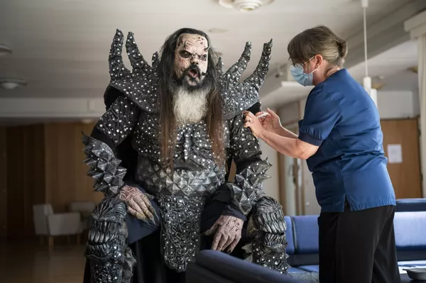 フィンランド・ロヴァニエミでワクチン接種を受ける同国のハードロックバンド「ローディ(Lordi)」のローディ氏 フィンランド・ロヴァニエミでワクチン接種を受ける同国のハードロックバンド「ローディ(Lordi)」のローディ氏 - Sputnik 日本