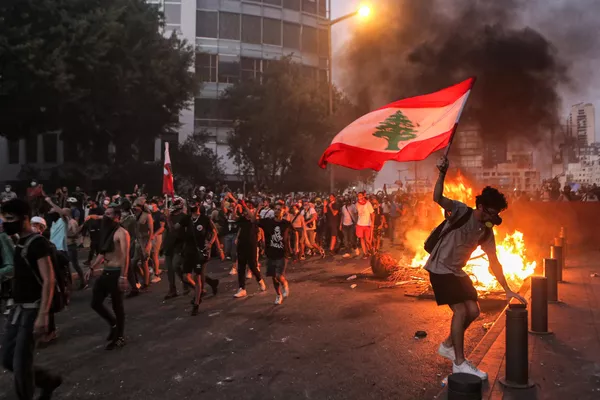 レバノン・ベイルートの国会議事堂付近で、爆発事故から1年を迎え行われた抗議デモ レバノン・ベイルートの国会議事堂付近で、爆発事故から1年を迎え行われた抗議デモ - Sputnik 日本