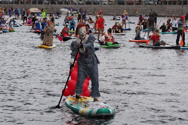 ロシア・サンクトペテルブルクで開催されたスタンドアップパドル・サーフィンのフェスティバルに仮装して参加する人々 - Sputnik 日本